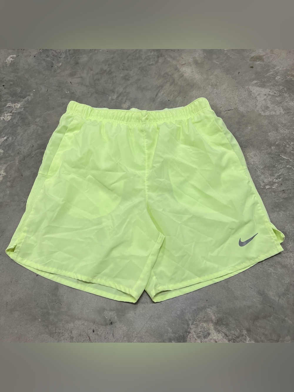 Nike Mens Dri-FIT Challenger 7" Running Shorts Barely Volt DV9359-701 Sz M Lined